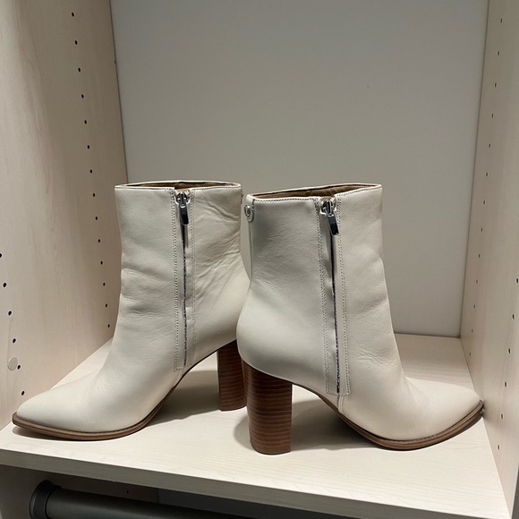 Nine West women offwhite booties wood heel great condition rarely worn size 9.5 - Picture 2 of 7